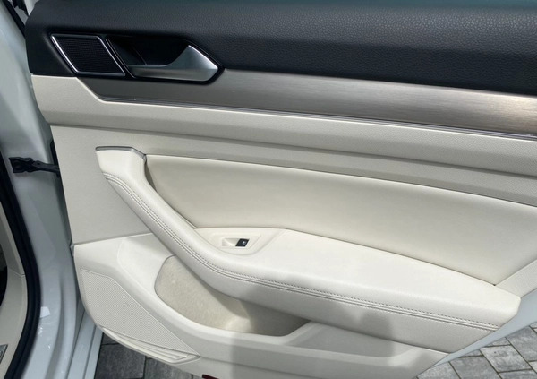 Volkswagen Passat cena 68400 przebieg: 129000, rok produkcji 2017 z Turek małe 596